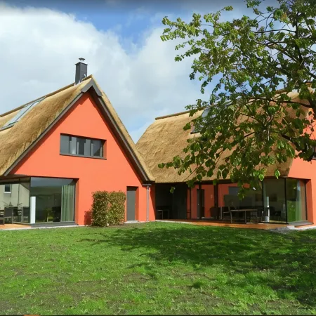 Thatched roof meets modernity, lake view; sauna, garden and much more... Отели в г. Путбус