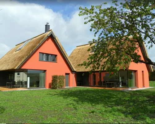 Thatched roof meets modernity, lake view; sauna, garden and much more... Hotels in Putbus