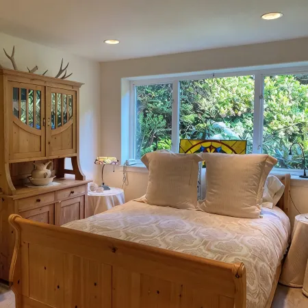 Where Views, Stars & Wildlife Meet: Your Secluded Cliffside Escape Awaits!