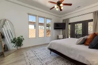 Private hot tub! Pool/Spa! 2 King Beds! Bunk Room! Sleeps 10! Pickleball! Gym!