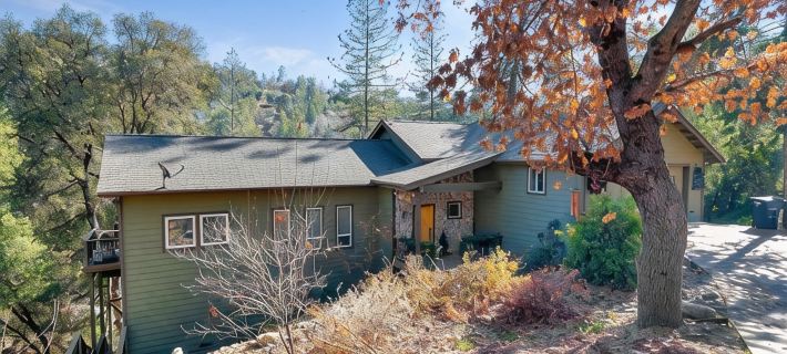 Creekside Beauty: Bordering Lewis Creek. Near Yosemite & Bass Lake Hoteles en Oakhurst