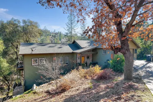 Creekside Beauty: Bordering Lewis Creek. Near Yosemite & Bass Lake - 3-Star