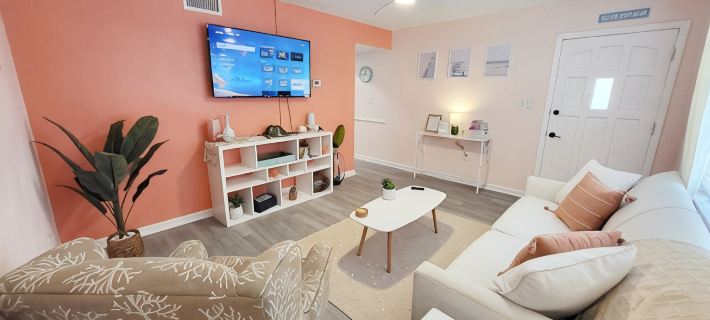 Charming Chic Getaway - 2 min. Walk to Beach, Restaurants, & Shops Hotels in Siesta Key