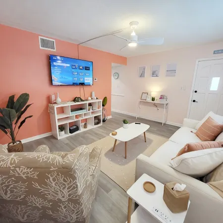 Charming Chic Getaway - 2 min. Walk to Beach, Restaurants, & Shops