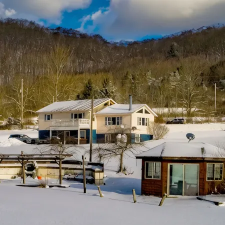 Family & Friends Retreat w/HotTub, Amazing Views, 5 big bedrooms & 14 acres