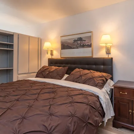1 min. walk to slopes!Mountain view! Steps to ski lift/gondola, shops & dining!