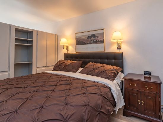 1 min. walk to slopes!Mountain view! Steps to ski lift/gondola, shops & dining!