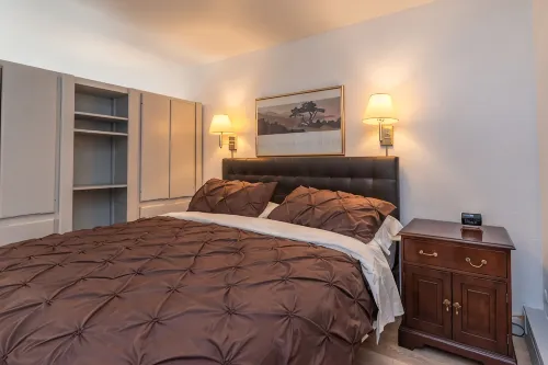 1 min. walk to slopes!Mountain view! Steps to ski lift/gondola, shops & dining!
