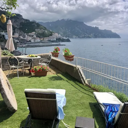 Exclusive abode overlooking the sea just minutes from the center of Amalfi.