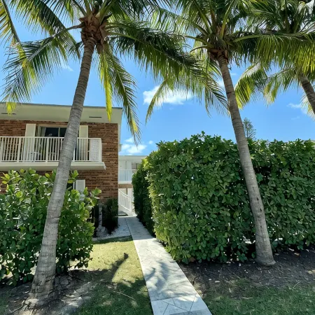 Charming Cozy Apt - Walk to Beach - Pool - Key Biscayne