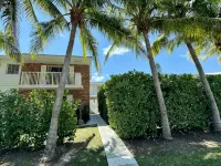 Charming Cozy Apt - Walk to Beach - Pool - Key Biscayne