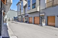 Mountain View Townhouse, Private Garage + Patio + Central AC - บังกะโล