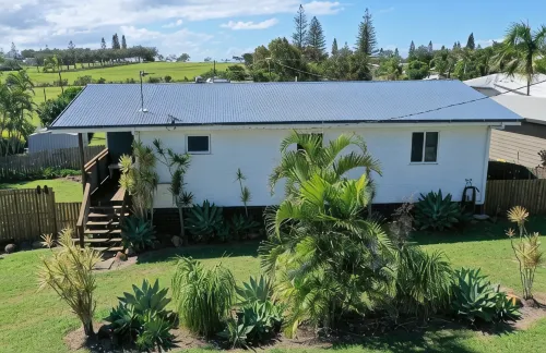 Indoor/outdoor pet-friendly beach house next to world-class beach and river.