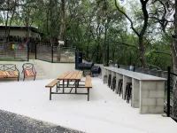 Hummingbird Cabin, located down Riverroad close to local shops and restaurants! コンカンのホテル