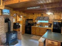 2 bedroom private custom built home with loft. - Homestays