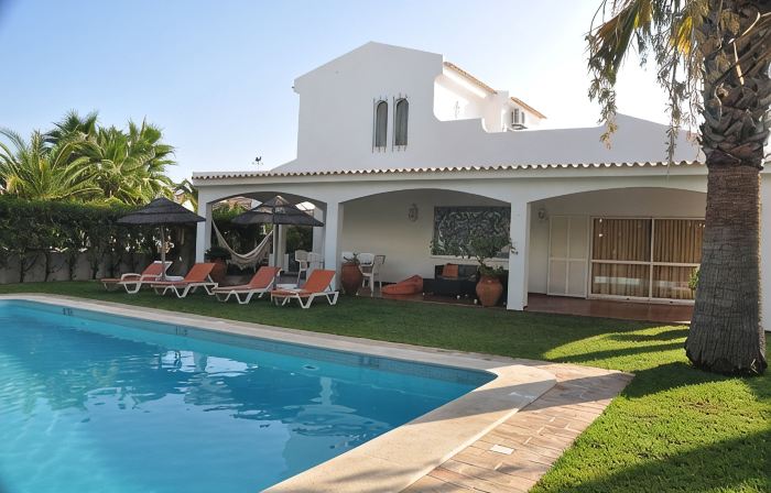 Luxury Villa with private salt water pool, near beach, golf courses. Free Wi-Fi