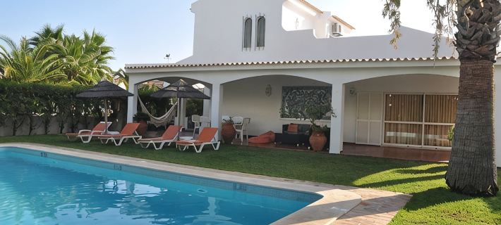 Luxury Villa with private salt water pool, near beach, golf courses. Free Wi-Fi 孔塞桑-迪-塔維拉酒店