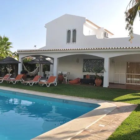 Luxury Villa with private salt water pool, near beach, golf courses. Free Wi-Fi