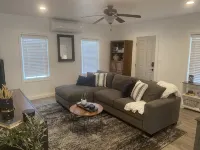 Cheerful 1 Bedroom House in the Middle of Town - 부티크