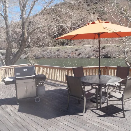 Comfy, charming cabin on the Salmon River a few miles from Gold Bug Hot Springs