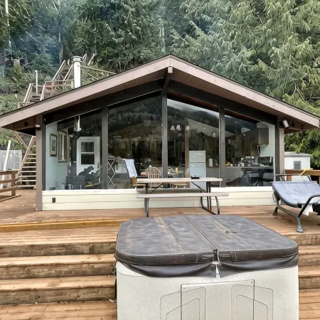Cozy Cabin on Lake Sutherland with hot tub, huge dock and kayaks!