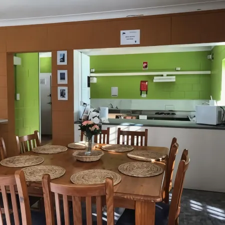Batemans Bay Holiday Park & Hostel
