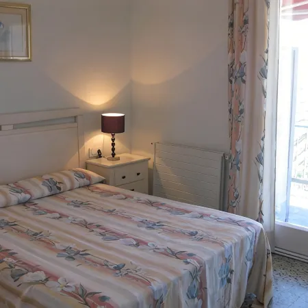 Nice Apartment in Front of the Beach for 8 People in the Center of Roses