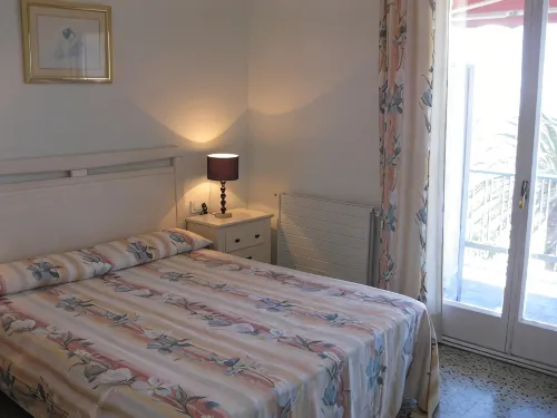 Nice Apartment in Front of the Beach for 8 People in the Center of Roses - 2-Star