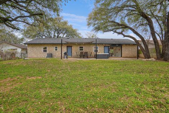 Hot Tub, Park, Lake Access Prime Location!!
