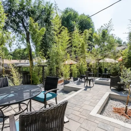 Walk DOWNTOWN! High-end remodel w porch/2 firepits
