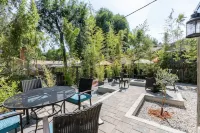 Walk DOWNTOWN! High-end remodel w porch/2 firepits - Bungalows