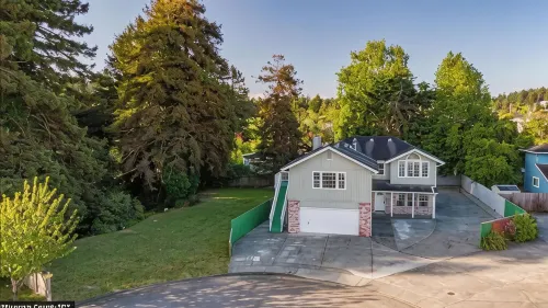 Spacious Sequoia Estate - Balkon