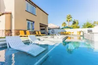 Desert Paradise: 6 King Bed, Resort Pool & Game