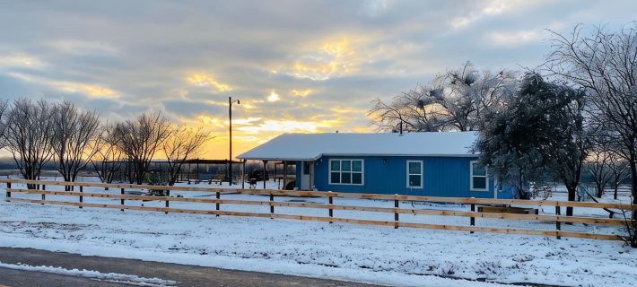 Charming 3-bedroom house in delightful Wolfe City with AC, WiFi Hotels in Hunt County