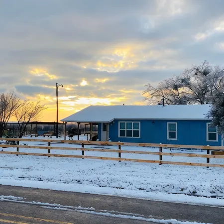 Charming 3-bedroom house in delightful Wolfe City with AC, WiFi