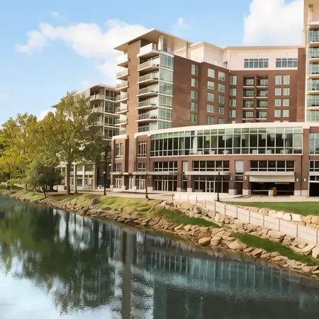 Embassy Suites by Hilton Greenville Downtown Riverplace Отели рядом с достопримечательностью «Театр Warehouse»