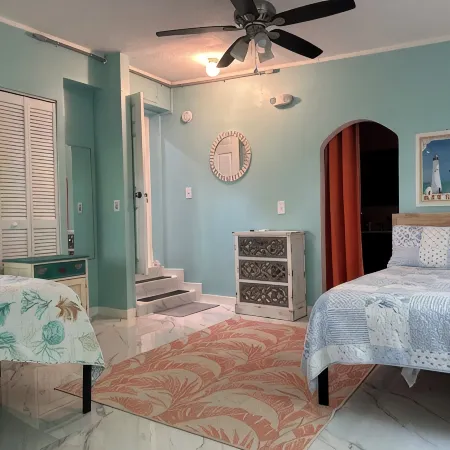 Cozy 2-BR 2-BA bungalow near beaches and  7-Mile Bridge - Pet Friendly!