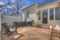 Gorgeous Home 1 Blk from Main with Hot Tub & Fire Pit! - 3-Sterne