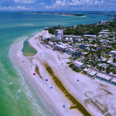 Siesta Key Oasis-Spectacular with heated pool/spa and steps to beach and Village