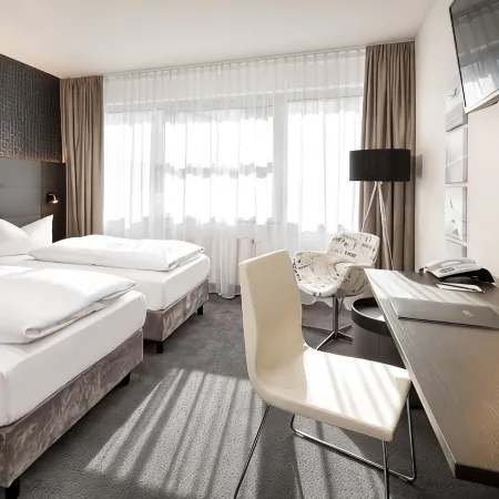 Victor's Residenz-Hotel Berlin Tegel Отели рядом с достопримечательностью «Дворец Шенхаузен»