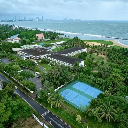 Pegasus Reef - A Beach Resort in Colombo Отели в г. Коломбо