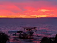 Cozy All Season Bungalow right on the Lake  wine and brewery trail. Hotels in Benton