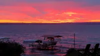 Cozy All Season Bungalow right on the Lake  wine and brewery trail. - Wifi