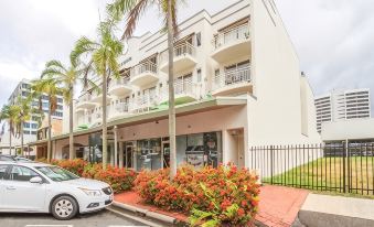 Inner City One Bedroom Apartment with Pool View 22