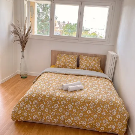 Apartment with Balcony, 4 bedrooms, space & comfort, Centre Gare