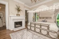 Historic 1850 Towering Italianate Mansion โรงแรมใน