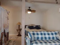 Cozy All Season Bungalow right on the Lake  wine and brewery trail. Hotels in Benton