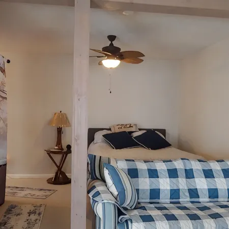 Cozy All Season Tiny House Bungalow Right on the Lake  Wine and Brewery Trail.