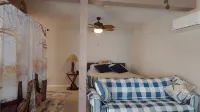 Cozy All Season Bungalow right on the Lake  wine and brewery trail. - Wifi