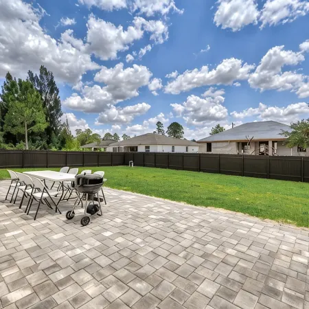 Modern Vacation Home Fully Fences Near Airport